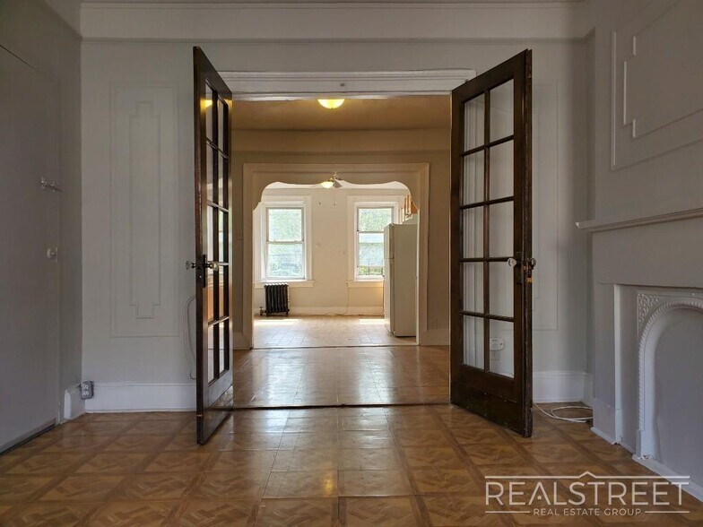 Building Photo - Huge Floor-Through 1 Bedroom with Private Backyard