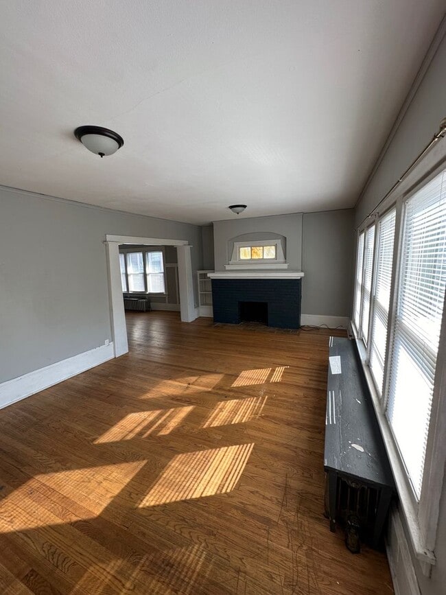 Building Photo - 4 Bedroom Near UWM Campus