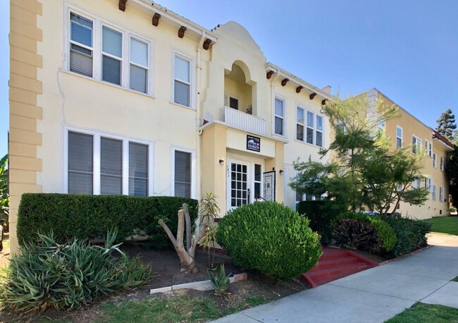 Building Photo - Spacious and bright Large Studio Centrally...
