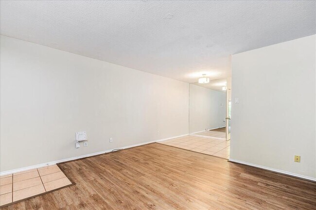 Building Photo - 505 W 7th St