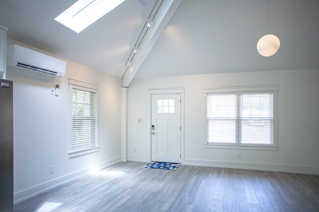 Building Photo - 113 Barclay Rd