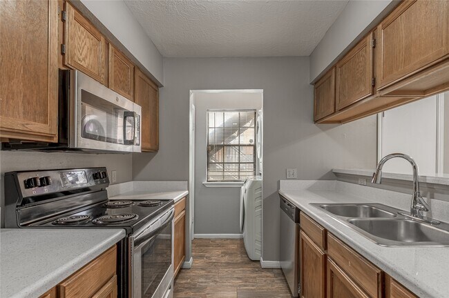 Building Photo - 2402 Sycamore Ave