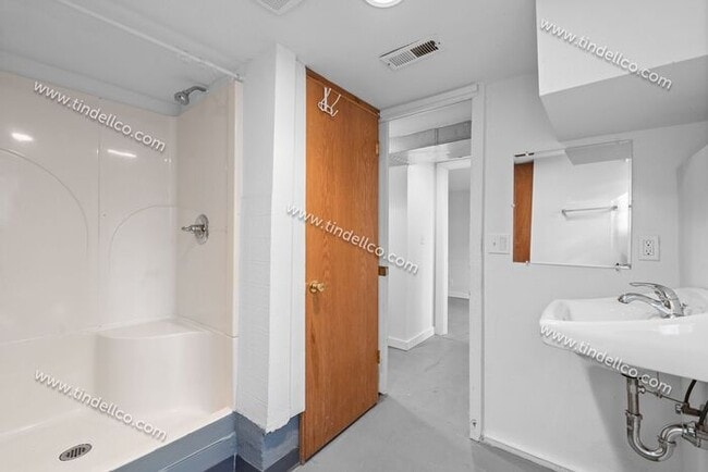 Building Photo - 4-bedroom 2-bathroom home located blocks from University of Portland- Pet Friendly!