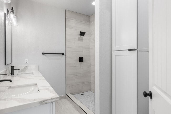 Building Photo - 10201 Crest Rd