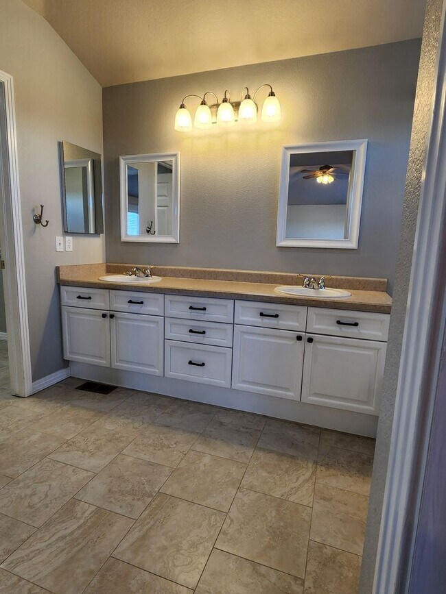 Building Photo - Parker home in Desired Stonegate Neighborhood!