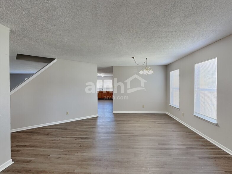 Building Photo - 6860 Maywood Cir