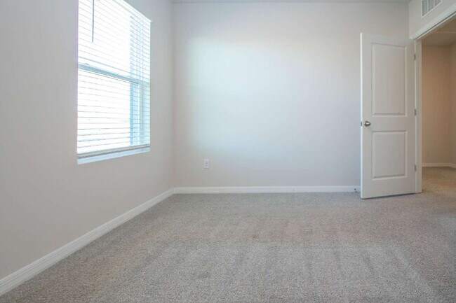 Building Photo - Spacious 5-Bed Retreat with Granite Elegance in Lakewood Ranch