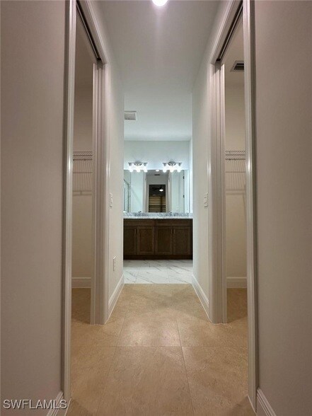 Building Photo - 2167 Della Dr