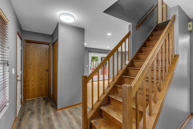 Building Photo - 2S601 River Oaks Dr