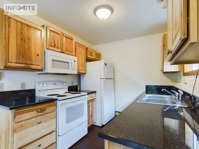 Building Photo - Newly Remodeled Garden View Apartment! Lea...