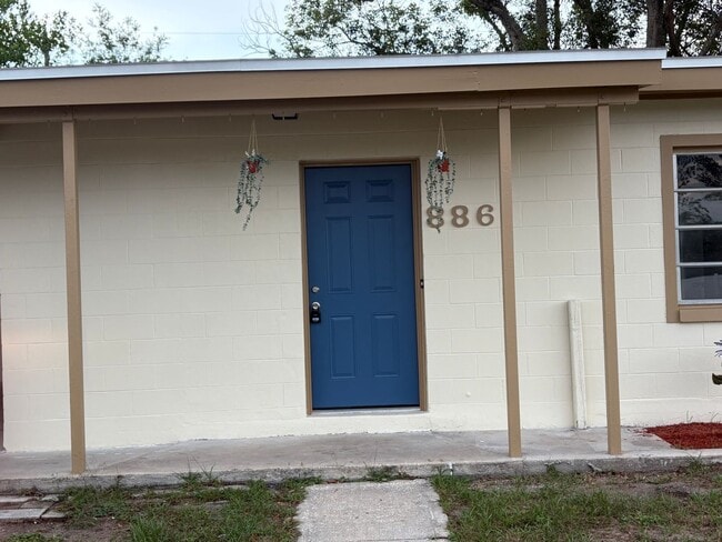 Building Photo - Totally Remodeled Deltona Beauty