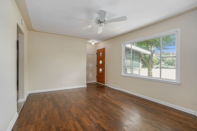 Building Photo - AVAILABLE IN AUGUST! 3 Bedroom, 1 Bath Sin...