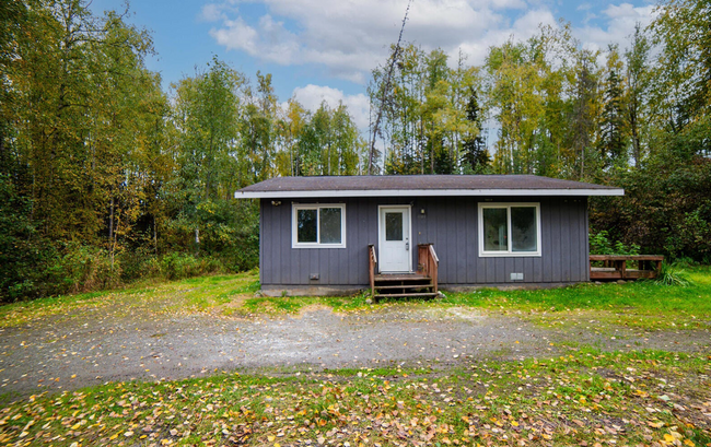 Building Photo - Cute & Cozy Home with Private yard!