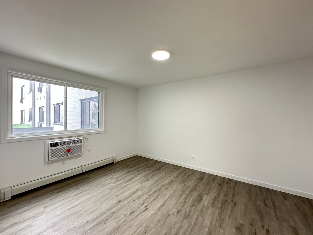 Building Photo - 7621 N Sheridan Rd