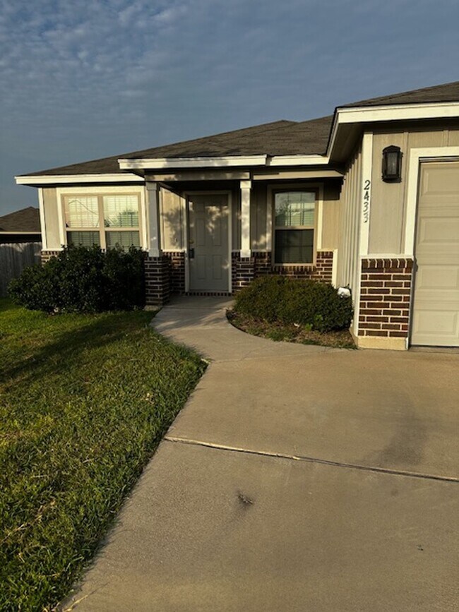 Building Photo - 2433 Stoneham Ct