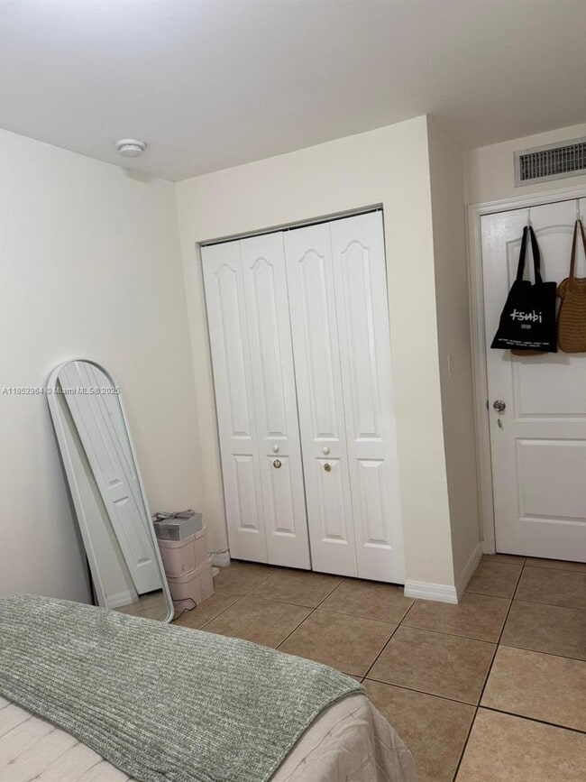 Building Photo - 13 S Royal Poinciana Blvd