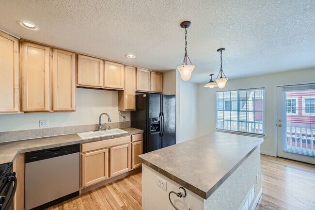 Building Photo - SW Longmont Townhome