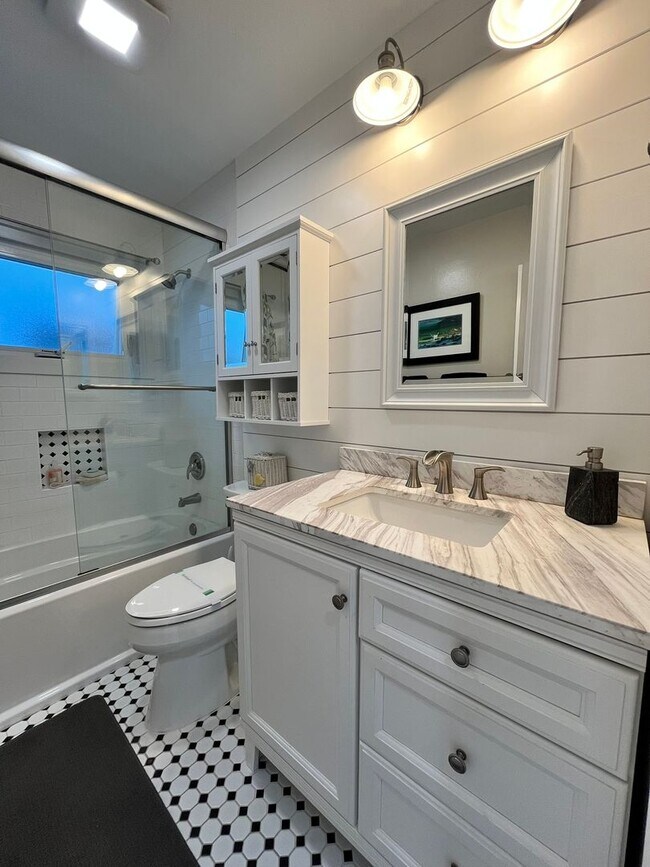 Building Photo - Location, Location, Location! Amazing upper unit near beach!