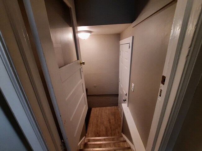 Building Photo - 3 Bedroom Home with a Fenced Yard and BEAU...