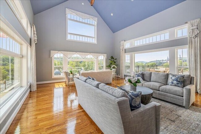 Building Photo - 204 River View Ln