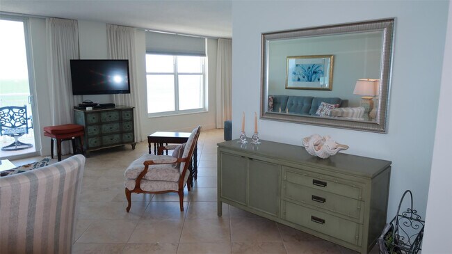 Building Photo - 1051 Hillsboro Mile