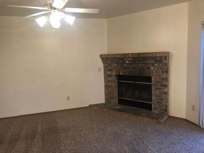 Building Photo - 1404
