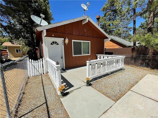 Building Photo - Warm & Cozy Single-Story Home in Big Bear City