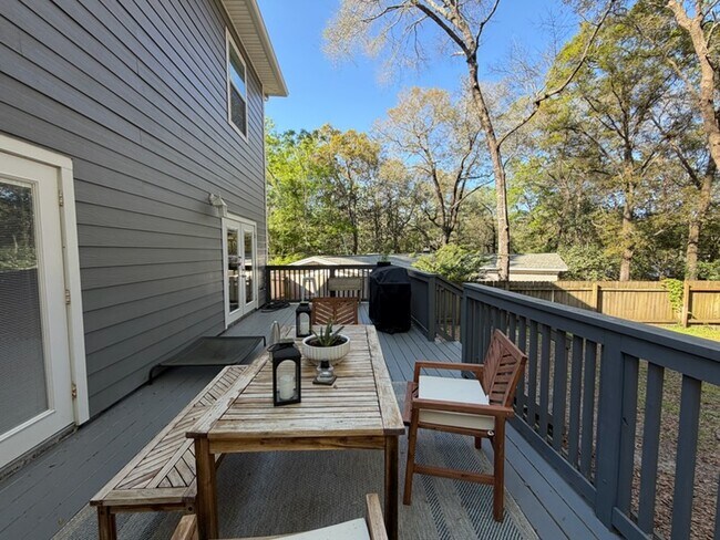 Building Photo - 411B Redwood Ave