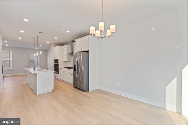 Building Photo - 2709 Light St