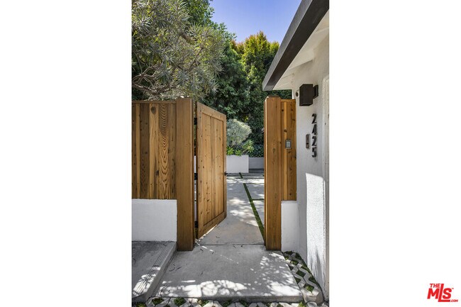 Building Photo - 2425 Rinconia Dr