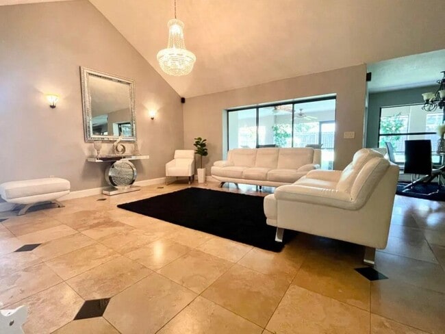 Building Photo - 1102 Sugartree Dr S