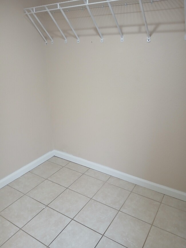 Building Photo - 711 S Poplar St