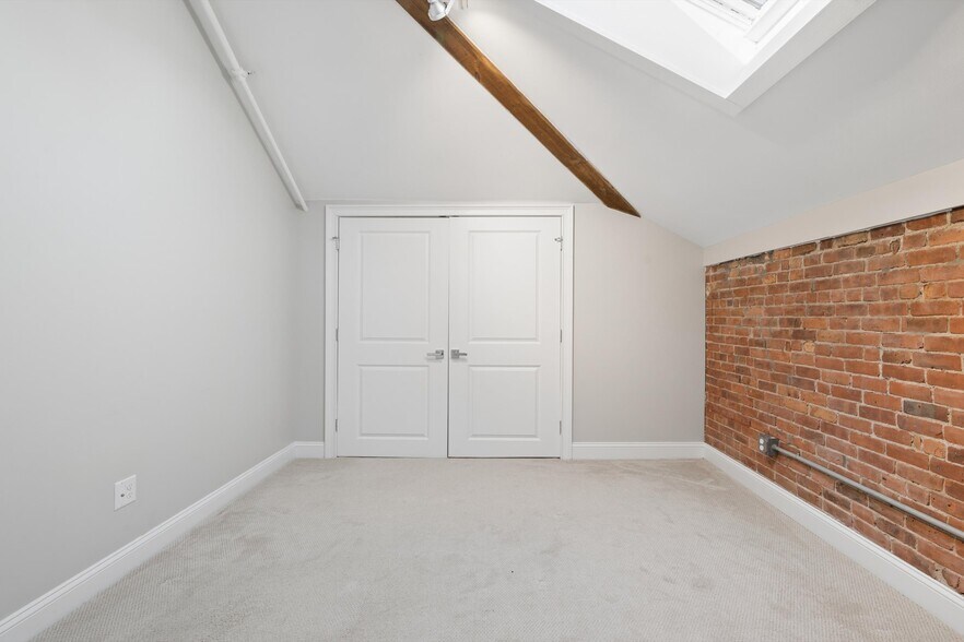 Building Photo - 77 Van Dam St