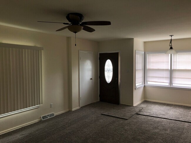 Building Photo - Charming 3-Bedroom Home Near Kenosha Dream...