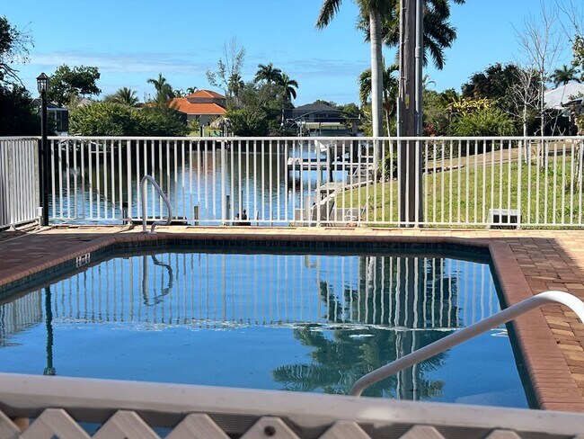 Building Photo - spacious townhouse.2 Bedrooms with 2-1/2 bathrooms