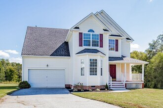 Building Photo - Beautiful Chesterfield Home Is Ready For Y...
