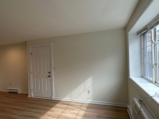 Building Photo - Large, updated 2 bedroom near the Green Li...