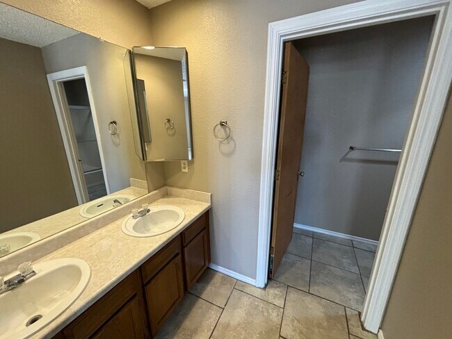 Building Photo - 2 bed 2 bath townhome