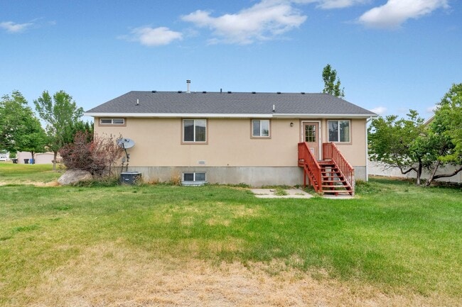 Building Photo - Spacious Home w attached 2 car garage