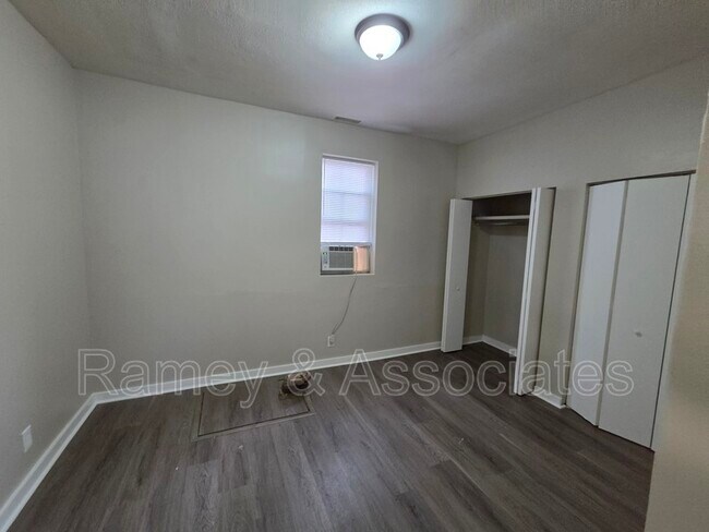 Building Photo - 2402 Rowan St