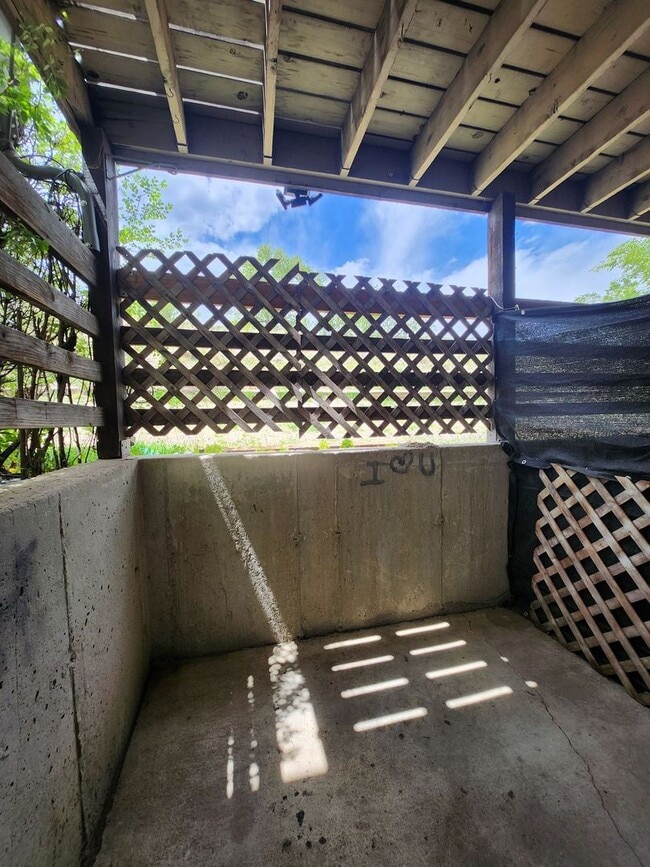 Building Photo - 2922 Straus Ln