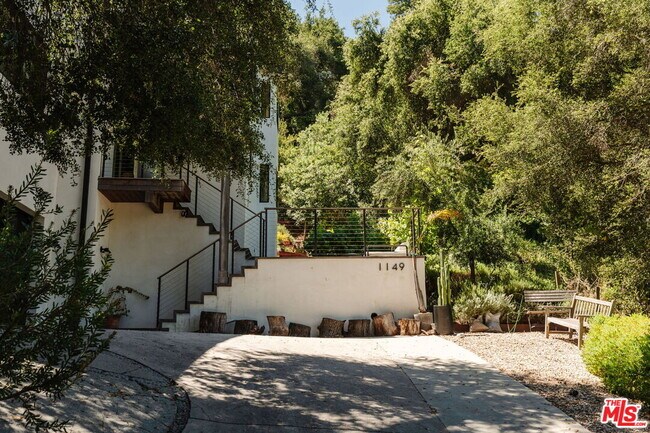 Building Photo - 1149 Old Topanga Canyon Rd