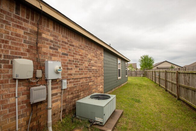 Building Photo - 3 Bed / 2 Bath in Owasso!