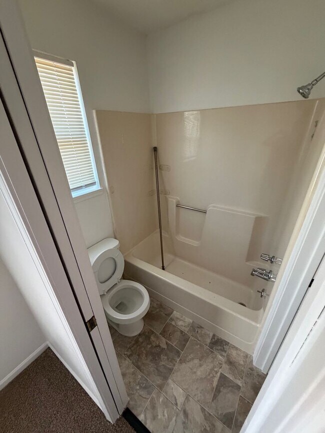 Building Photo - Newly Remodeled 2 Bed 1 Bath home in Independence