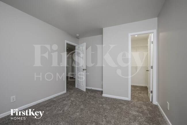 Building Photo - 612 Brassfield Dr