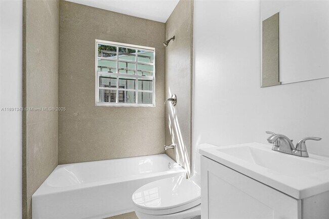 Building Photo - 511 NW 44th St