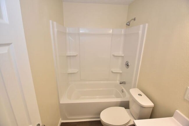 Building Photo - Elkhart North West- 3 bedroom ranch with d...