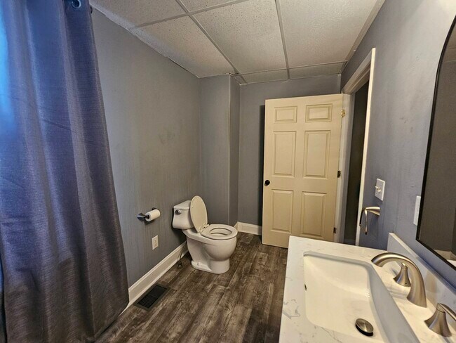 Building Photo - 526 Ridge St