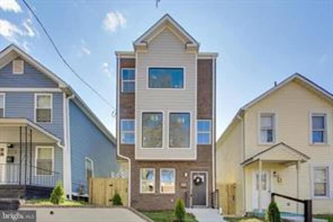 Building Photo - 5333 Hayes St NE