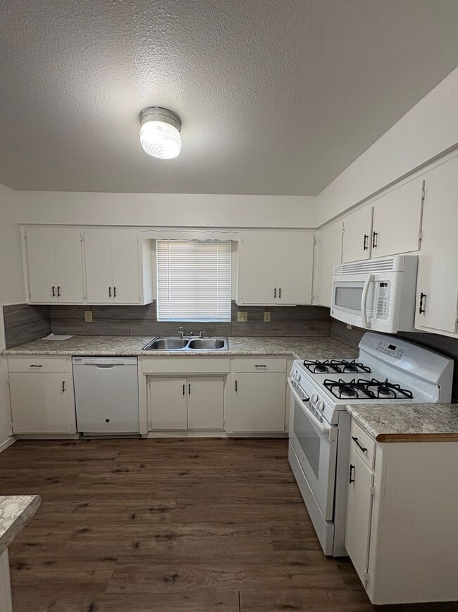 Building Photo - 700-710 E Tulare Ave